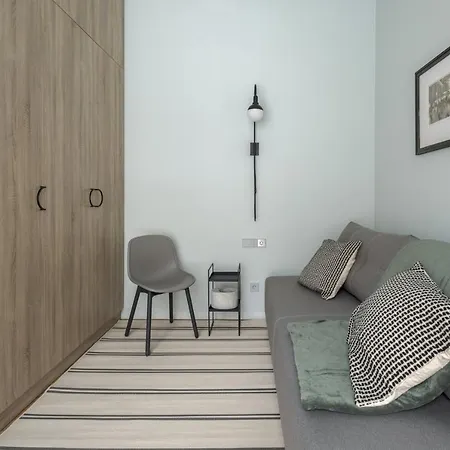 Ivis House - Spacious With Terrace, Old Town Apartment